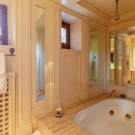 Hébergement de vacances Stunning In With Private Swimming Pool, Be Inside Or Outside