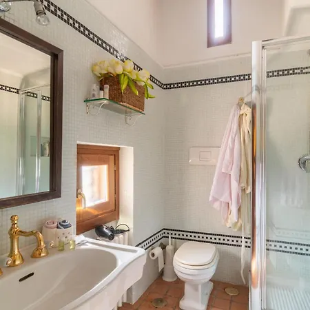 Stunning In With Private Swimming Pool, Be Inside Or Outside *